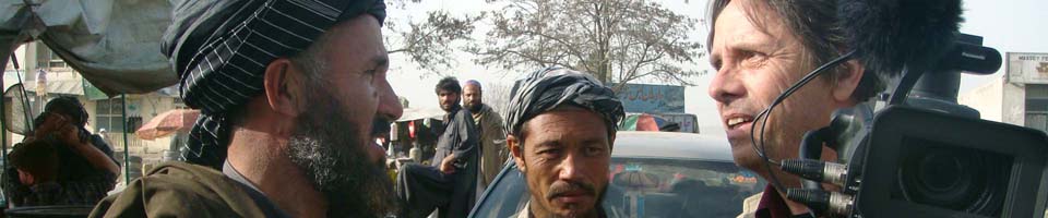 Gespräch bei Dreharbeiten in Kabul